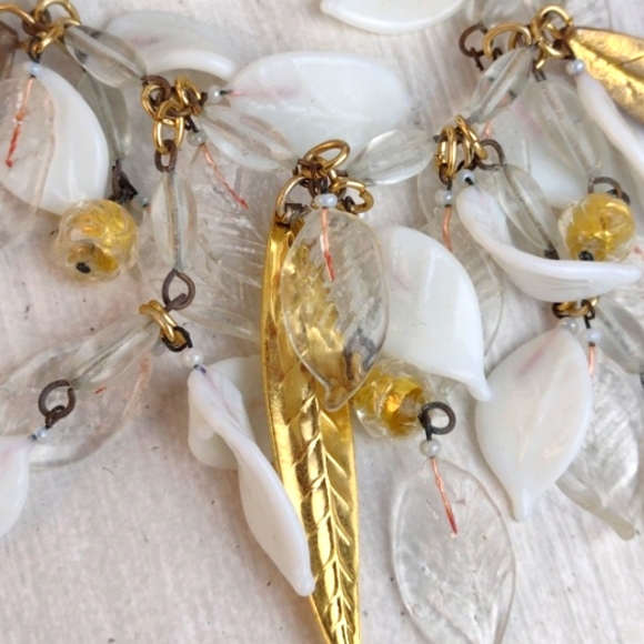♥️SOLD♥️ Golden Leaves Beaded & White Leafed Fringe Gold Tone Necklace - Picture 5 of 12
